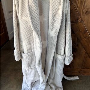 Sonoma Grey/White Textured Robe